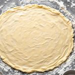 La pasta sfoglia su un piano infarinato