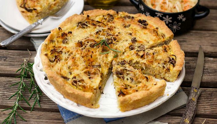 Crostata rustica con radicchio, pancetta e formaggio