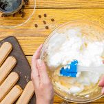 Unite l’albume semimontato messo da parte alla massa al mascarpone mescolando con movimenti delicati dal basso verso l’alto usando una leccapentole