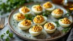 Uova ripiene con ripieno cremoso pronte da servire