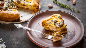 Crostata rustica con cipolle caramellate e gorgonzola