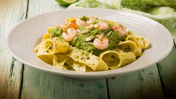 Calamarata con pesce spada, pesto di pistacchi e gamberoni