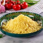 Cous cous cotto nella ciotola verde