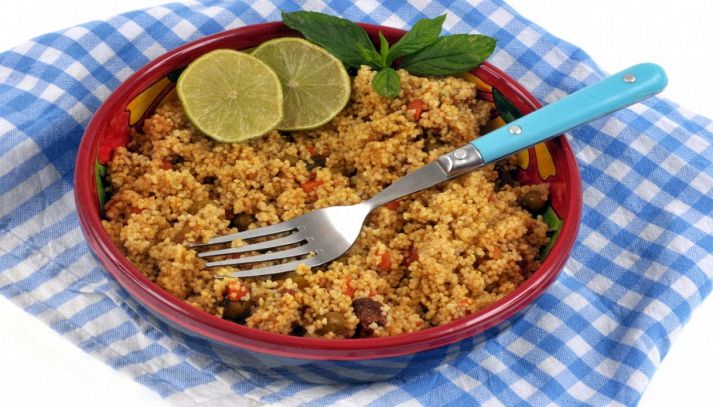 Cous cous freddo mediterraneo con pollo, verdure croccanti e erbe aromatiche