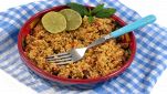 Cous cous freddo mediterraneo con pollo, verdure croccanti e erbe aromatiche