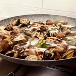 Cozze e vongole che si aprono nella pentola