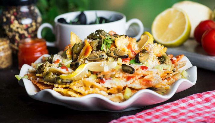 Farfalle con vongole, zucchine e pomodorini