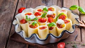 Paccheri ripieni di ricotta e pomodori confit al forno