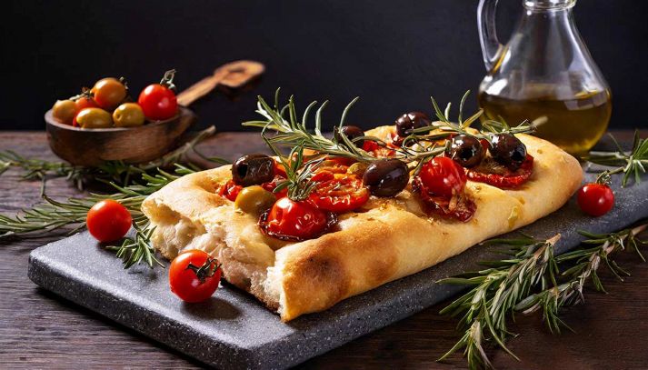 Focaccia con pomodorini confit, olive e rosmarino