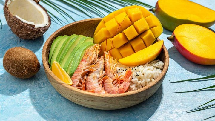 Insalata di riso con gamberi, mango e avocado