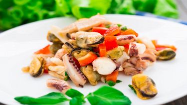 Insalata di mare con cozze, calamari e pomodorini
