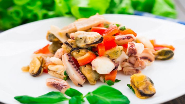 Insalata di mare con cozze, calamari e pomodorini
