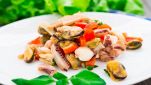 Insalata di mare con cozze, calamari e pomodorini