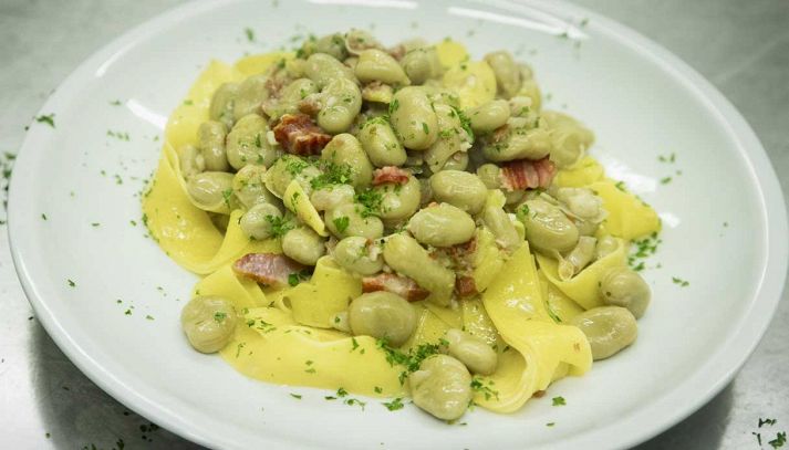 Fettuccine con fave, guanciale e pecorino