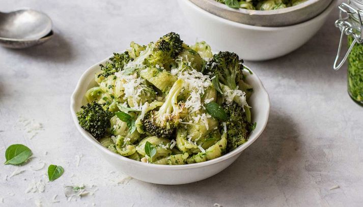 Pasta fredda con pesto di broccoli e speck