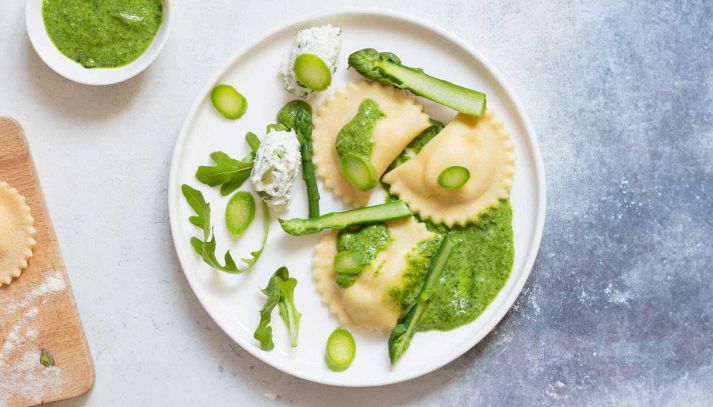 Ravioli di primavera con asparagi e ricotta