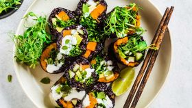Un modo diverso per mangiare riso e verdure fresche, stile sushi