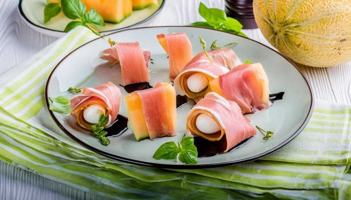 Rotolini di mozzarella con prosciutto crudo e melone: un'esplosione di ...