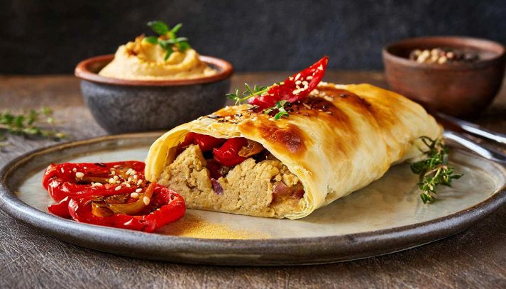 Rotolo vegetariano con humus e peperoni