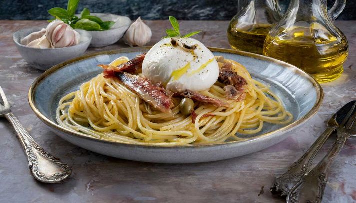 spaghetti con burrata e alici