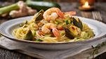 Spaghetti con carciofi, zucchine e gamberetti