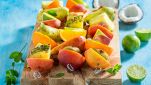 Spiedini di frutta fresca con salsa al cocco e lime