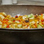 Padella con verdure in cottura