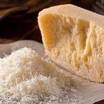 Invitante pezzo di parmigiano con un po' di grattugiato