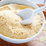 versate la farina di ceci in una ciotola