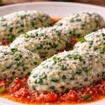 Gnudi serviti caldi con Parmigiano spolverato.