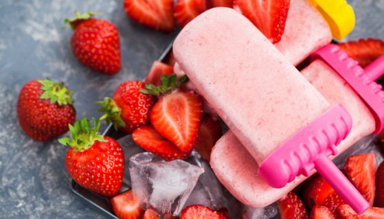 Freschi ghiaccioli alla fragola