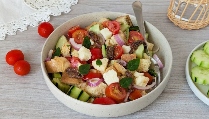 Piatto con panzanella toscana rivisitata con mozzarella di bufala e acciughe