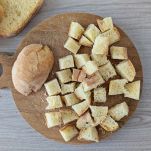 Tagliare pane raffermo