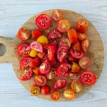Tagliare pomodori a metà