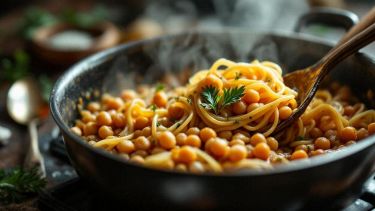 Piatto di pasta e ceci alla napoletana cremoso e profumato