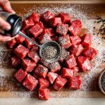 Tagliate il muscolo di manzo a cubetti uniformi