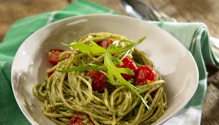 Spaghetti al pesto di rucola e pomodorini confit: un'esplosione di ...