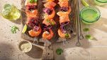 Spiedini appena cotti di pesce misto con salsa lime e menta