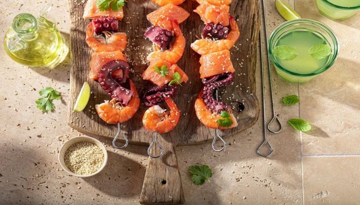 Spiedini appena cotti di pesce misto con salsa lime e menta