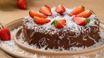 Torta con fragole, cacao e cocco