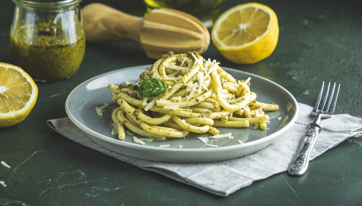 Bucatini con crema di ricotta e parmigiano