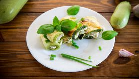 Cannelloni freddi di zucchine ripiene di ricotta, crema di parmigiano, pesto e menta