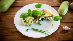 Cannelloni freddi di zucchine ripiene di ricotta, crema di parmigiano, pesto e menta
