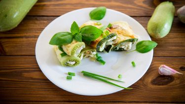 Cannelloni freddi di zucchine ripiene di ricotta, crema di parmigiano, pesto e menta