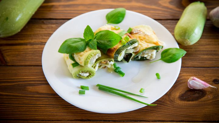 Cannelloni freddi di zucchine ripiene di ricotta, crema di parmigiano, pesto e menta