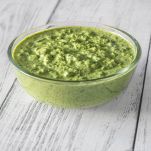 Ciotola di vetro con salsa verde