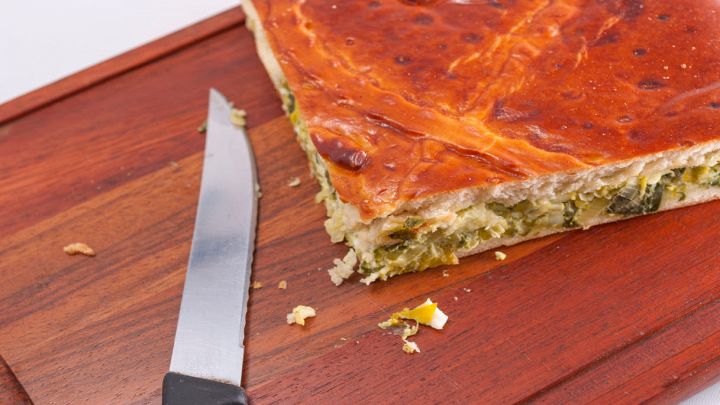 Torta rustica con porri giovani e scamorza affumicata