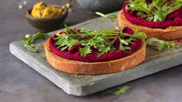 frisella con hummus