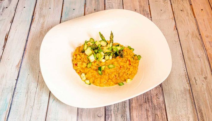 Risotto allo zafferano con gamberi rossi, asparagi e bottarga grattugiata