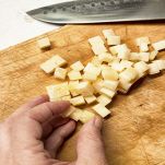 Scamorza affumicata tagliata a dadini sul tagliere